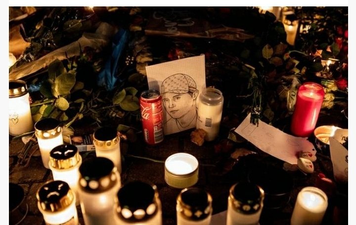 ეინას თინეიჯერ გულშემატკივრებს მის სახლთან ყვავილები და სანთლები მიაქვთ