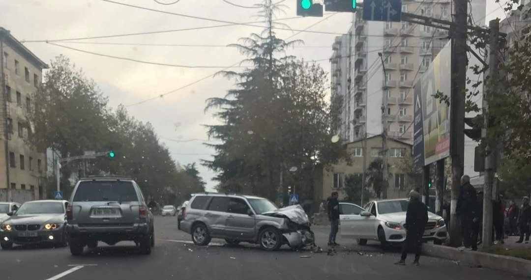 ქუთაისში ერთმანეთს ორი ავტომობილი შეეჯახა