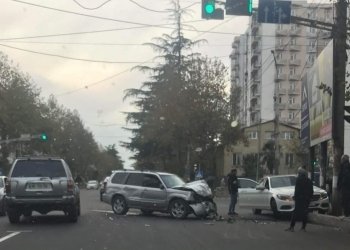 ქუთაისში ერთმანეთს ორი ავტომობილი შეეჯახა