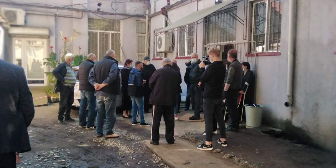 ხელშეკრულება არ გაუფორმეს, იმიტომ რომ ჩვენ კარგად გვექცეოდა? – პაციენტები დიალიზის  მიღებაზე უარს ამბობენ