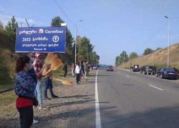 ქუთაისიდან მიმავალ კოლონას ცოცხებით დახვდნენ