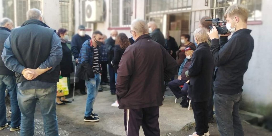 რას აცხადებენ კლინიკაში, სადაც პაციენტები ექიმის სამსახურიდან გაშვებას აპროტესტებენ
