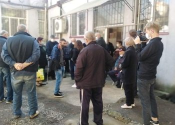 რას აცხადებენ კლინიკაში, სადაც პაციენტები ექიმის სამსახურიდან გაშვებას აპროტესტებენ