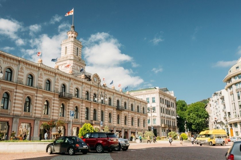 რა იპოვეს თბილისში, საკრებულოს შენობაში და რას აცხადებს შსს