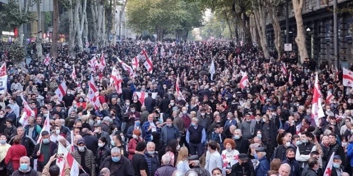 “ნაციონალური მოძრაობისთავისუფლების მოედანზე აქციას მართავს