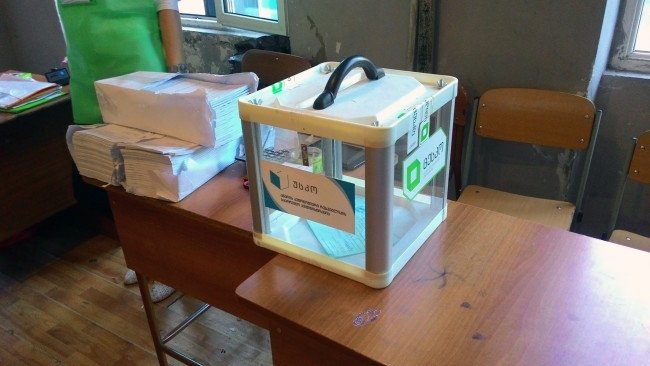 ქუთაისში ხმის მისაცემად მისულმა სამმა პირმა აღმოაჩინა, რომ გადასატან ყუთზე იყვნენ რეგისტრირებულნი