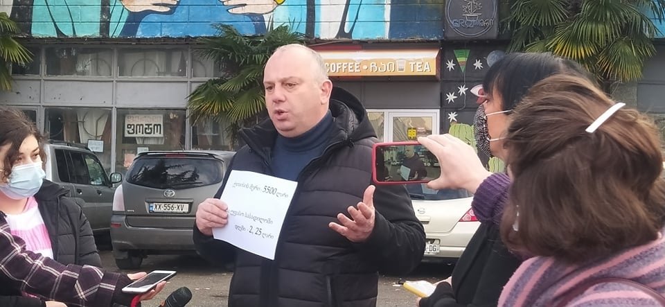 “ყველაზე გაჭირვებულ ადამიანებს ქილებით ხელში რიგში დგომა უწევთ”-გიგა შუშანია