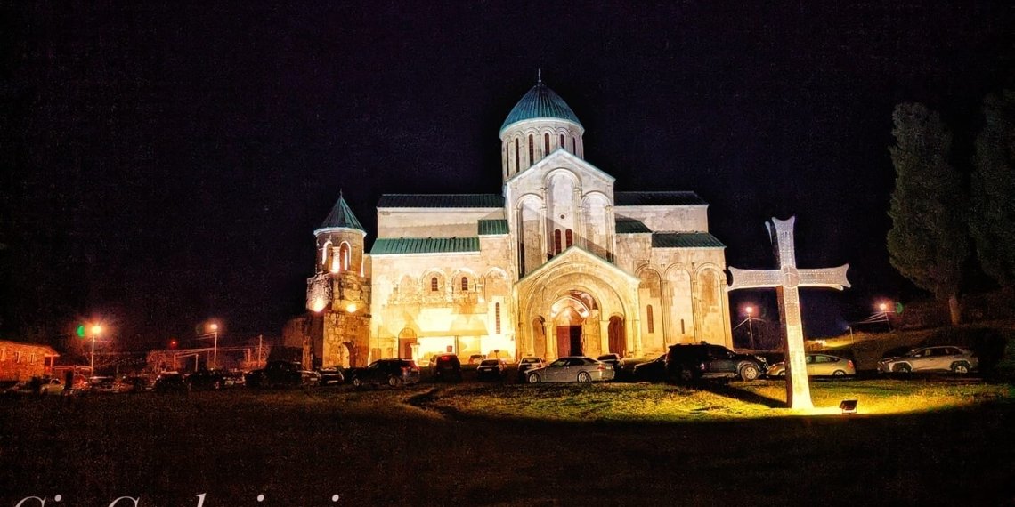 “ყველას უმორჩილესად გთხოვთ აკრძალონ ეს სიგიჟე”-რა ხდება ბაგრატის ტაძრის ეზოში