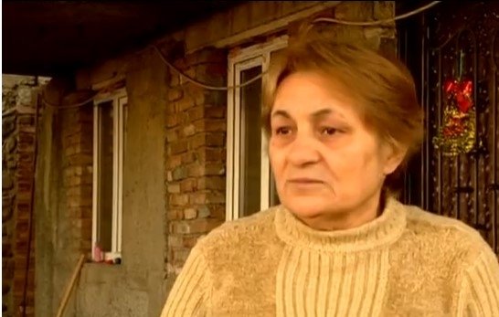 “გახსნა ქურთუკის ღილები, ამოიღო დიდი ხანჯალი”-35 წლის მამაკაცმა ყოფილი სიმამრი კისრის არეში დაჭრა(მომხდარის დეტალები)