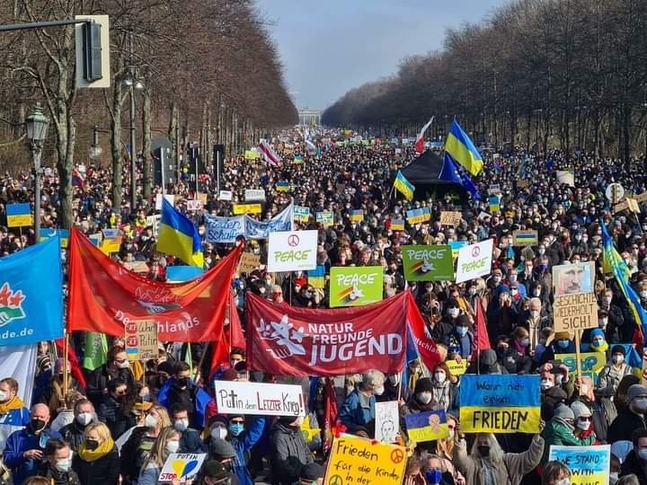 ასიათასზე მეტი ადამიანი ბერლინის  ქუჩაში