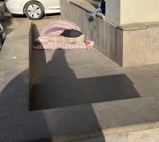 “გარდაიცვალა… ვერ გადავარჩინეთ….ახლა აღარავის დასჭირდა ბაბუ…”- კონსერვატორიის ყოფილი ლექტორი ქუჩაში 2 თვე ცხოვრობდა