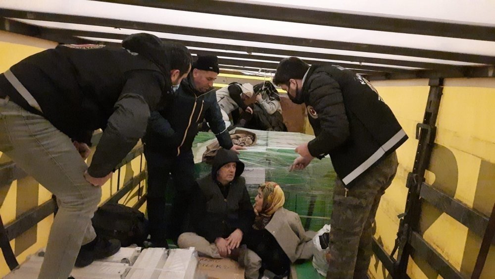 სარფში მებაჟეებმა სატვირთოში დამალული 5 ადამიანი იპოვეს