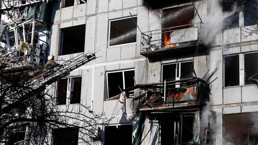 რუსეთის სამხედრო ძალები ათეულობით სამოქალაქო ობიექტებს და ქალაქს ესხმიან თავს