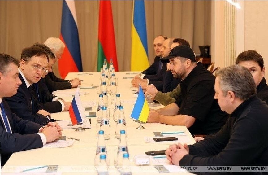 ვინ ზის მოლაპარაკების მაგიდასთან