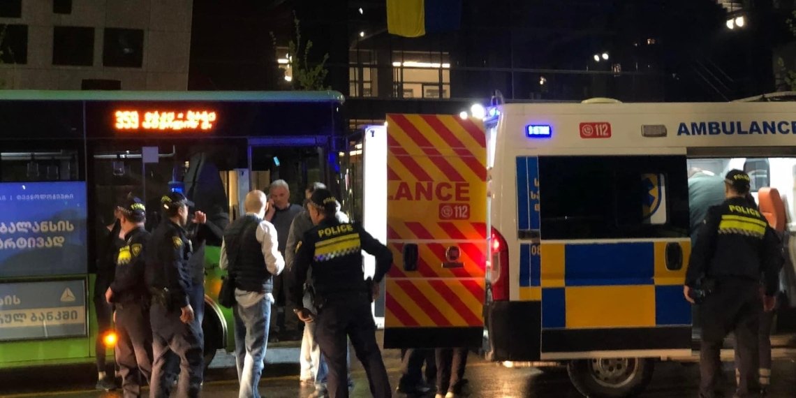 მამაკაცს რომელმაც ავტობუსში ახალგაზრდა დაჭრა 10 წლამდე თავისუფლების აღკვეთა ემუქრება