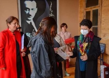 თეა წულუკიანი რეგიონის პირველ პირებთან ერთად საჩხერეში პაოლო იაშვილის  სახლ-მუზეუმში მივიდა