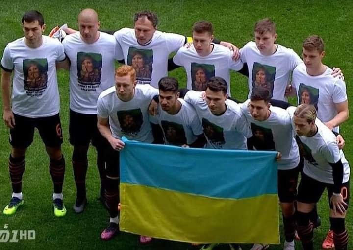 ფეხბურთელები მოედანზე ალისას გამოსახულებიანი მაისურებით გავიდნენ