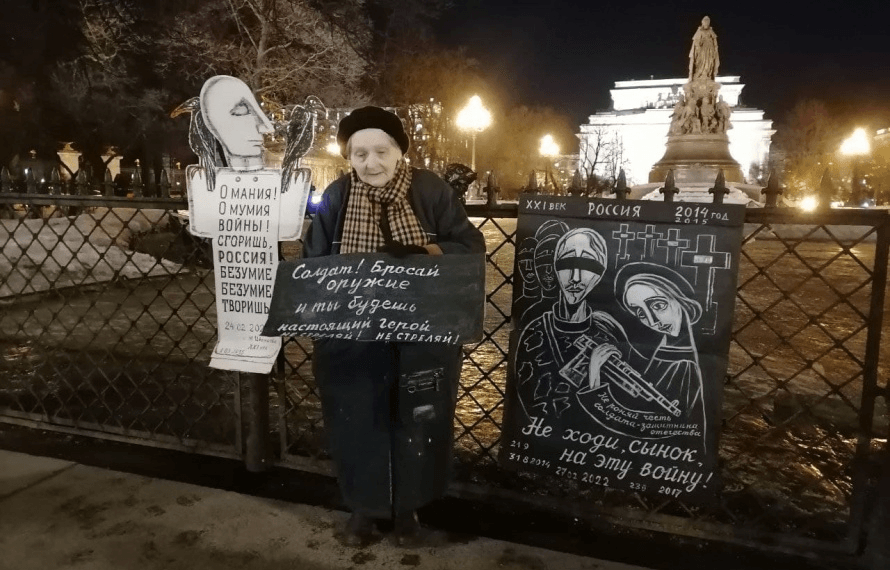 ვინ არის რუსი მოხუცი ქალი, რომელიც პუტინის რეჟიმს ებრძვის