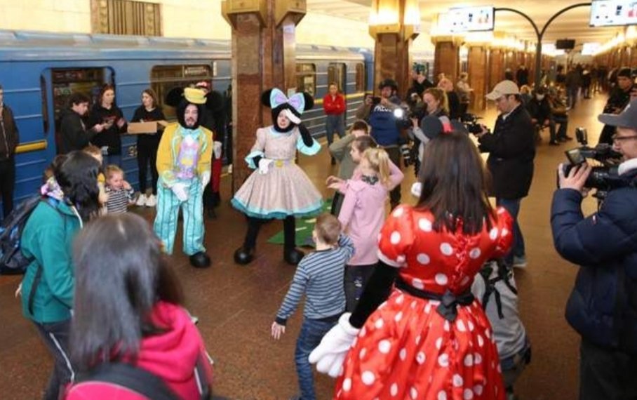 “ჯეიმს ბონდის” რეჟისორმა კიევის მეტრო მოინახულა