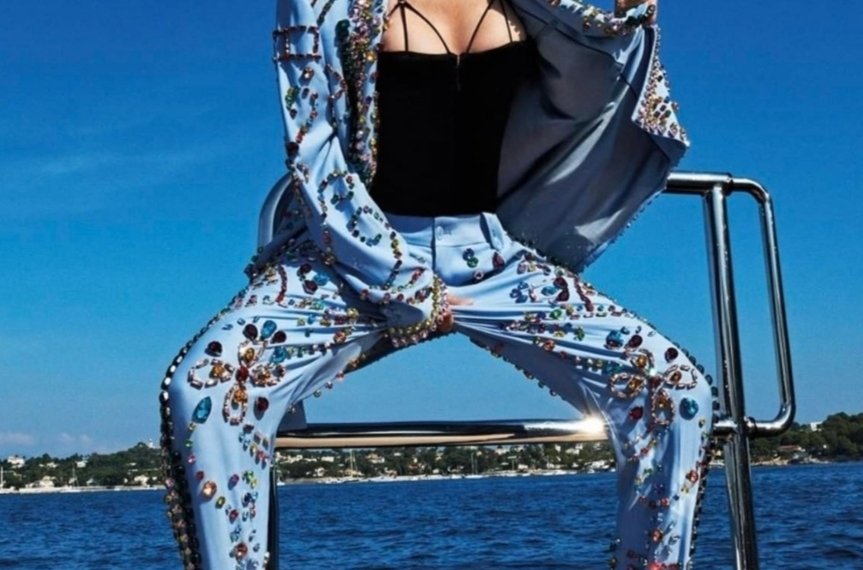 64 წლის შერონ სტოუნი უნიკალურ ფორმაშია