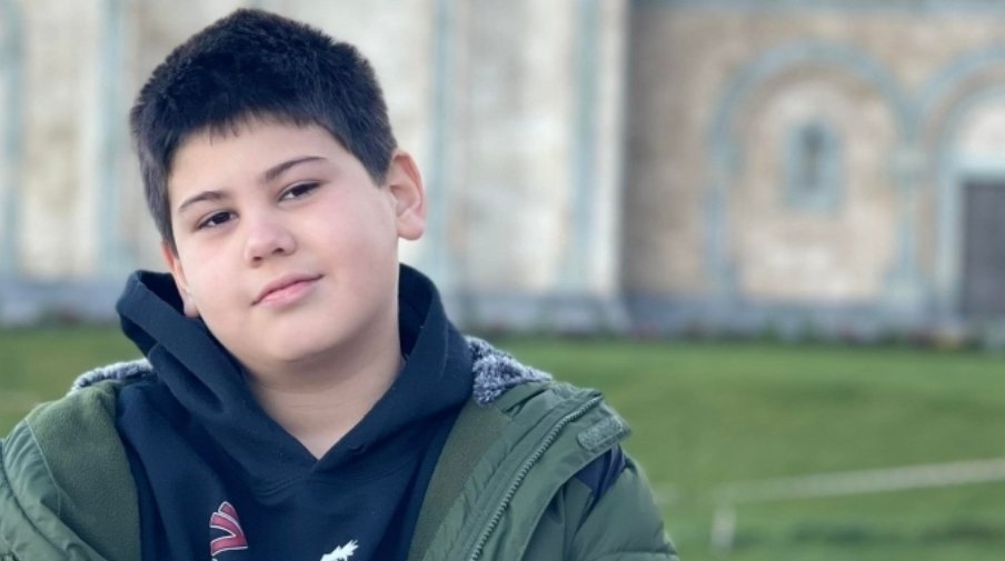 8 წლის დათის, რომელმაც ფეხი დაკარგა,  დახმარება სჭიდება