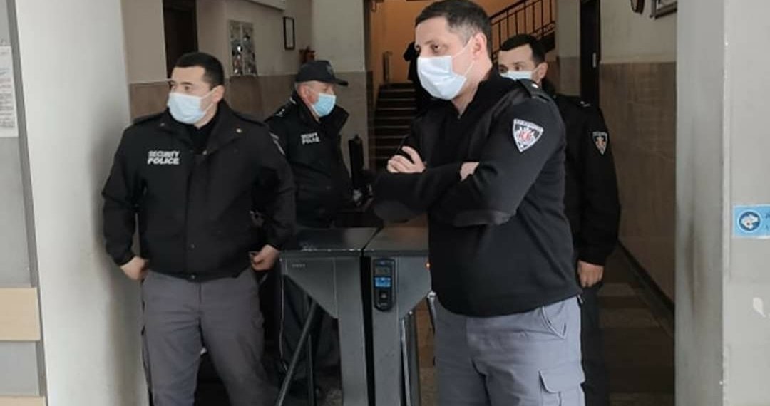 ქუთაისში საკრებულოს სხდომაზე ჟურნალისტები არ შეუშვეს