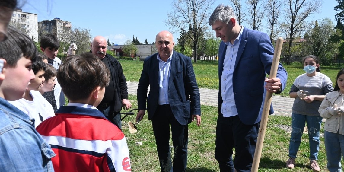 ზაზა ლომინაძემ  მე-17 საჯარო სკოლის მოსწავლეებთან ერთად ხეები დარგო