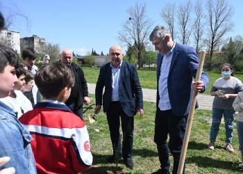ზაზა ლომინაძემ  მე-17 საჯარო სკოლის მოსწავლეებთან ერთად ხეები დარგო