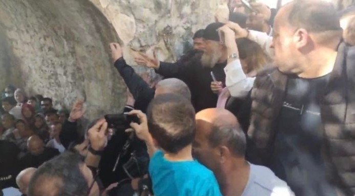 მეუფე სტეფანეს განკვეთილი ბერები შეძახილებით, „იუდა” დახვდნენ და მას ხურდები შეაყარეს