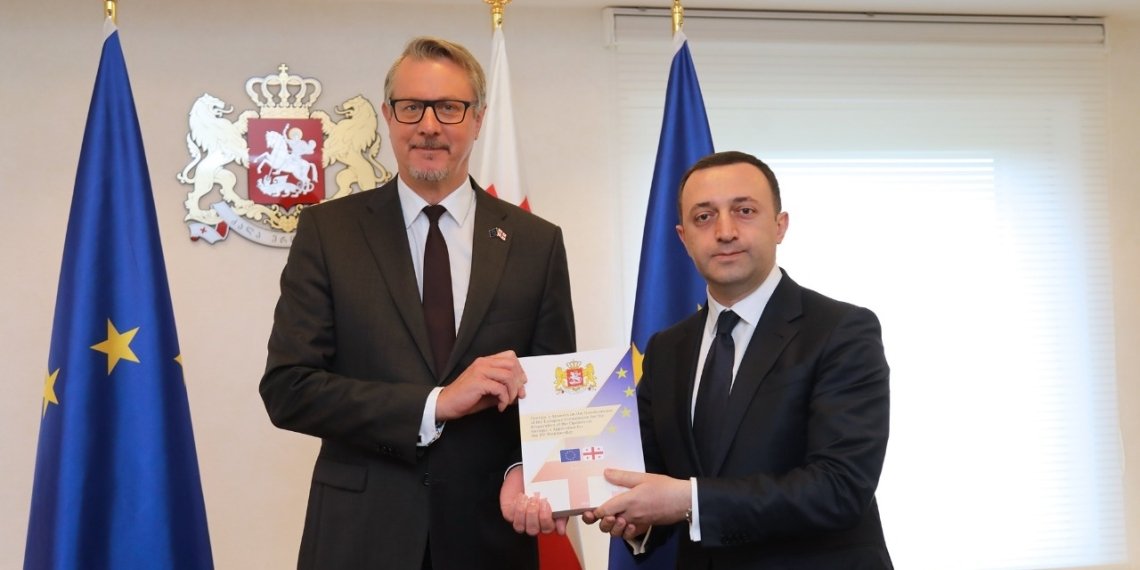 ირაკლი ღარიბაშვილმა კარლ ჰარცელს ევროკავშირის კითხვარის პირველი ნაწილი გადასცა