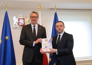ირაკლი ღარიბაშვილმა კარლ ჰარცელს ევროკავშირის კითხვარის პირველი ნაწილი გადასცა