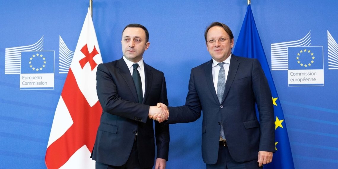 ოლივერ ვარჰეი-შევსებული კითხვარის მიღებიდან მალევე, ევროკომისიამ ევროკავშირში წარდგენილ საქართველოს განაცხადთან დაკავშირებით დასკვნის მომზადება დაიწყო