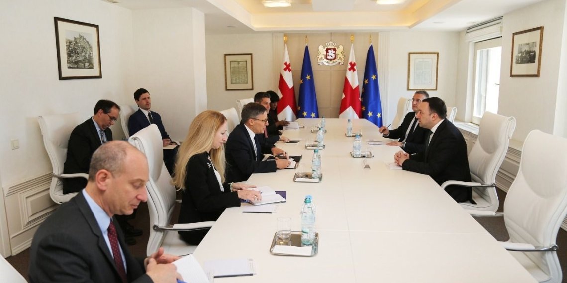 მთავრობის მეთაური აშშ-ის სახელმწიფო მდივნის მრჩეველს პოლიტიკის საკითხებში, დერეკ შოლეს შეხვდა