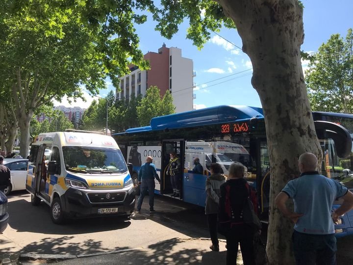 მამაკაცმა მეუღლეს შვილების თვალწინ ყელი გამოჭრა