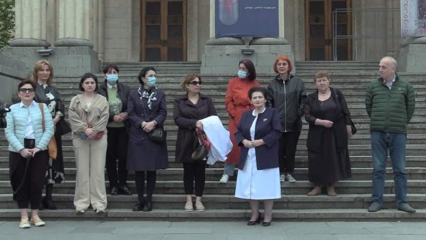 ქუთაისში მოღვაწე ექიმებმა მესამე პრეზიდენტის სიცოცხლის გადასარჩენად  აქცია გამართეს