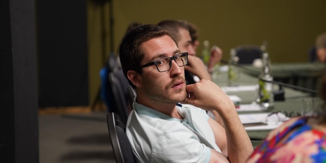 ბორკილებდადებულ გიორგის 3 პოლიციელი რამდენჯერმე ურტყამს სახეში ხელს!-“სირცხვილია”