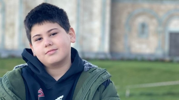 როგორ აუხსნა რომ მეორე ფეხი აღარ აქვს,რომ წელამდეა გადაჭრილი ჩემი პატარა-8 წლის დათის დედა პოსტს აქვეყენებს