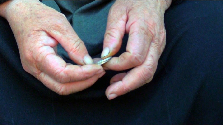 მათხოვარივით ვდგივარ და პური ვერ მიმაქ სახლში-მოხუცების ბედი საქართველოში