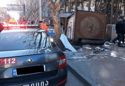 თელავში ავტომობილი გაჩერებაზე მდგომ ქალსა და ბავშვს დაეჯახა