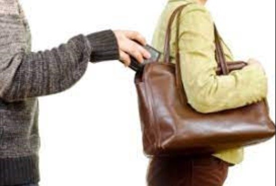 “ვარკეთილში ატირებულ ბავშვს დედა რომ აწყნარებს და ამ დროს ჩანთიდან ფულს იპარავ, რა ოჯახში გაიზარდე ვინ გაგზარდა? “