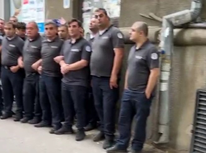 რკინის კარს ამ წუთებში ბარგალკით ჭრიან, რათა გამოსახლების პროცესი დაიწყონ