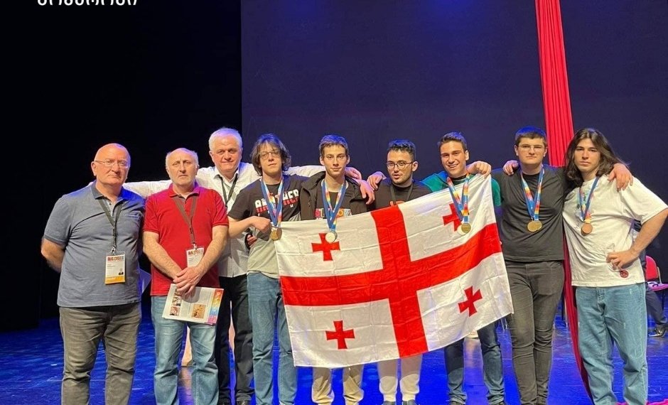 საერთაშორისო ოლიმპიადის 182 მონაწილედან 12 -მა ოქროს მედალი მიიღო, მათ შორის 2 ქართველია