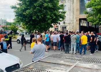 ავტომობილი 2 ბავშვს დაეჯახა, არის მსხვერპლი