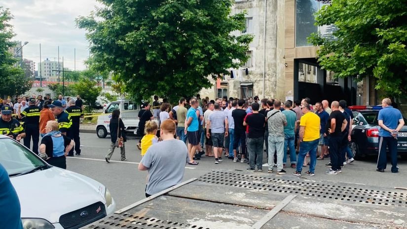 ავტომობილი 2 ბავშვს დაეჯახა, არის მსხვერპლი