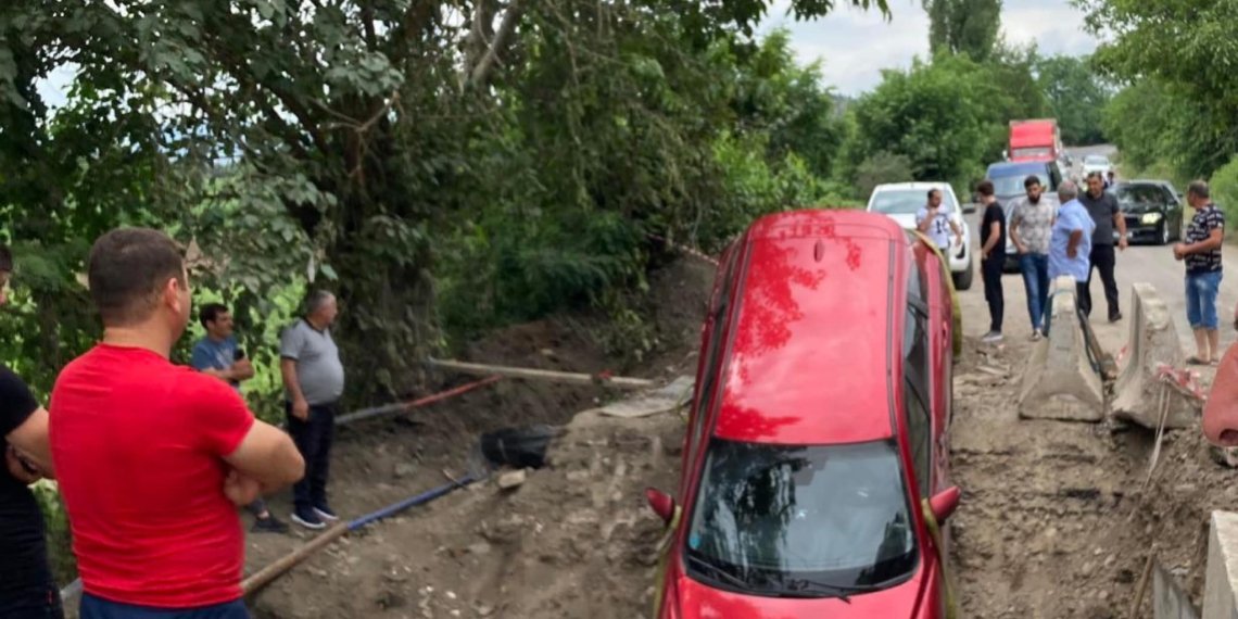 მანქანა ღრმულში ჩავარდა