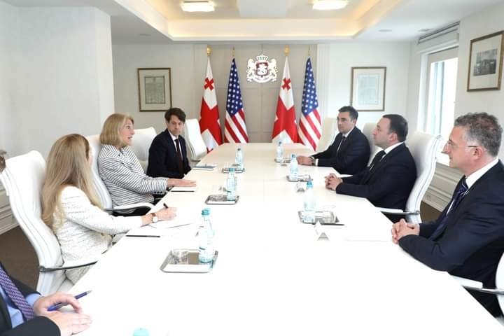 სახელმწიფო მდივნის თანაშემწემ ღარიბაშვილთან შსხვედრა გამართა