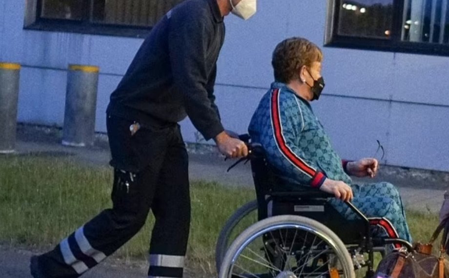 ელტონ ჯონი ეტლით გადაადგილდება