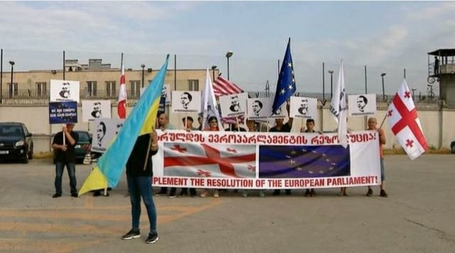 ციხესთან ნიკა გვარამიას მხარდამჭერი აქცია გაიმართა