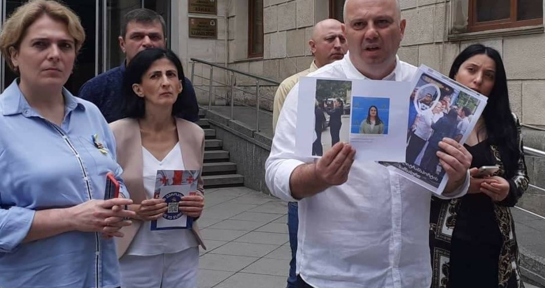ვინ არიან საჯარო მოხელეები, რომლებიც ქუთაისში ევროინტეგრაციის მხარდამჭერი ბუკლეტების დარიგებას ხელს უშლიდნენ – ენმ-ის ბრიფინგი (+ფოტო)