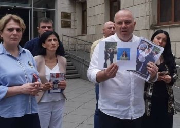 ვინ არიან საჯარო მოხელეები, რომლებიც ქუთაისში ევროინტეგრაციის მხარდამჭერი ბუკლეტების დარიგებას ხელს უშლიდნენ – ენმ-ის ბრიფინგი (+ფოტო)